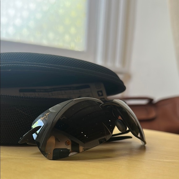 Maui Jim Breakwall Polarized Black Sunglasses with Case - Picture 3 of 5